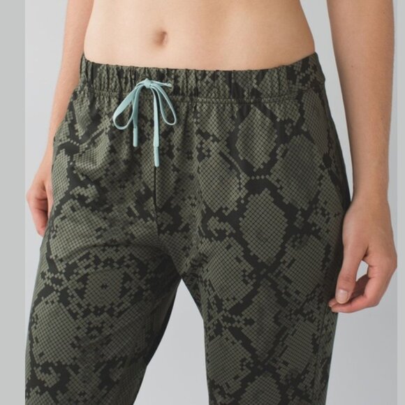 LULULEMON Jet Crop Slim Luxtreme 26" Pants Ankle Stretch Snake Green Women's 4 - Picture 3 of 14
